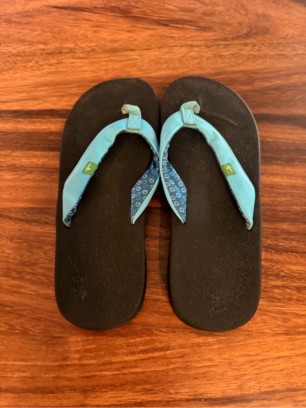 Sanuk Turquoise flip flops size 9 great condition